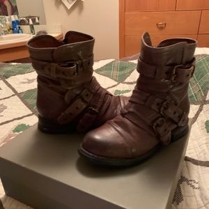 UGG Collection Elisabeta Boots